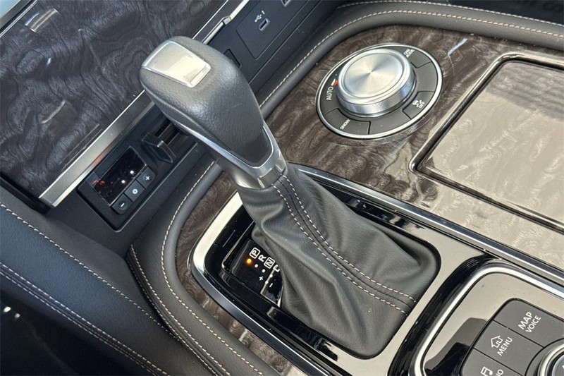 Nissan Armada Vehicle Full-screen Gallery Image 23