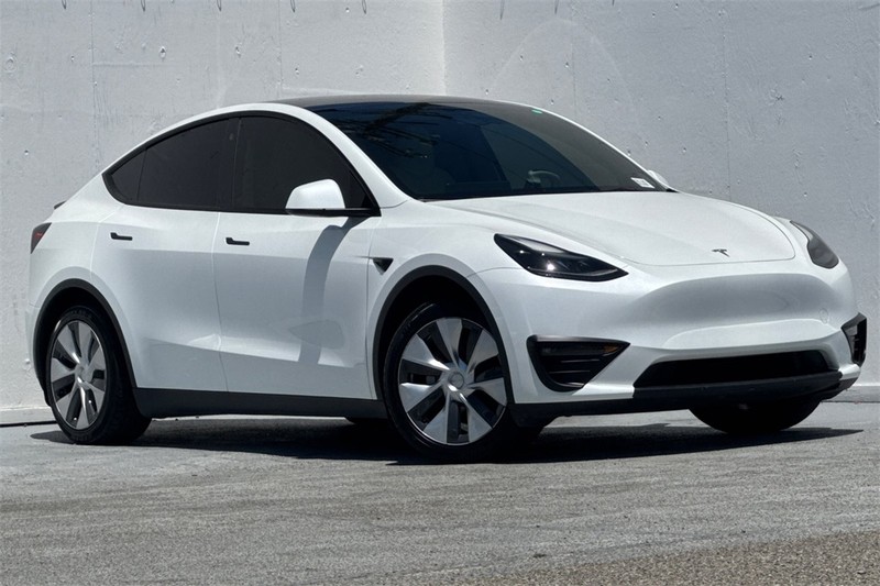 Tesla Model Y Vehicle Full-screen Gallery Image 02