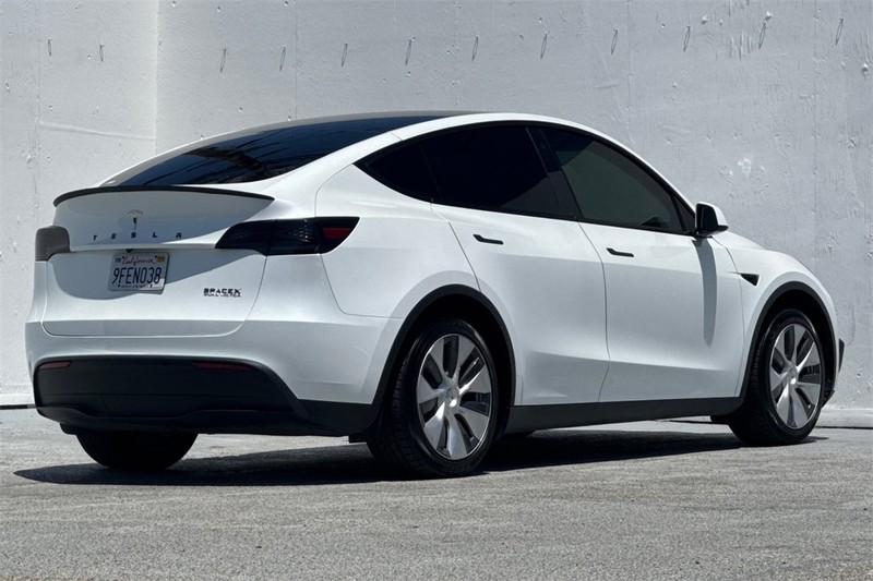 Tesla Model Y Vehicle Full-screen Gallery Image 04