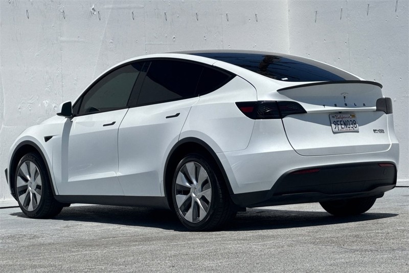 Tesla Model Y Vehicle Full-screen Gallery Image 06