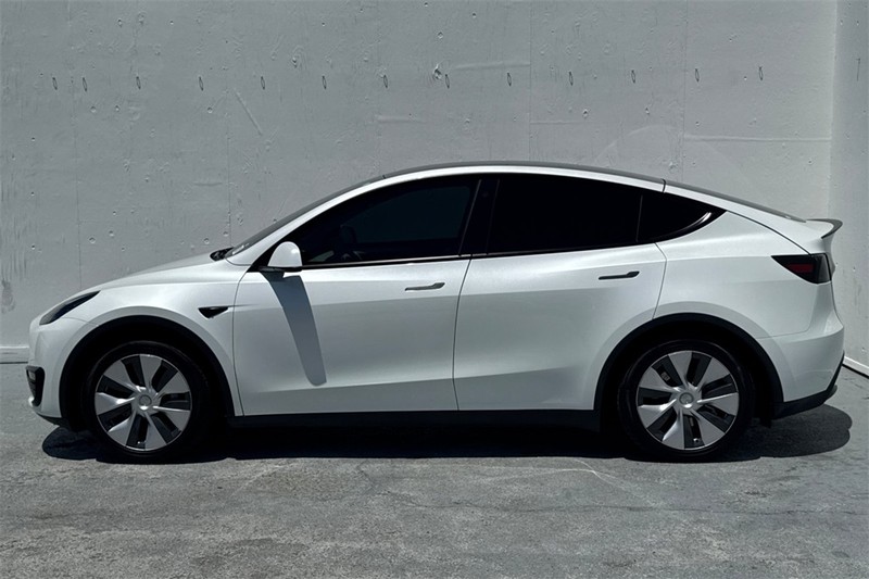 Tesla Model Y Vehicle Full-screen Gallery Image 07