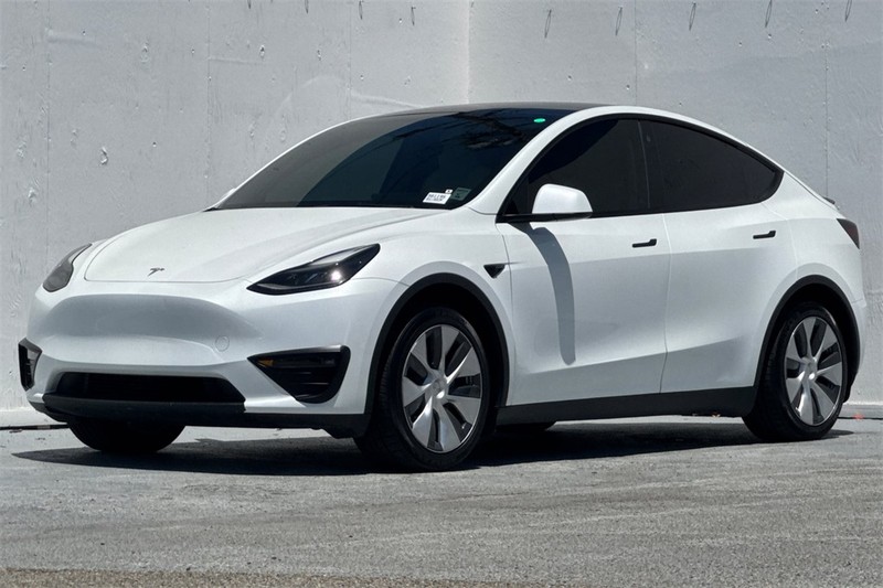 Tesla Model Y Vehicle Full-screen Gallery Image 08