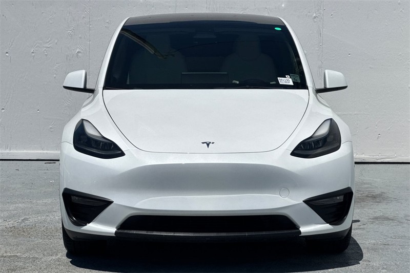 Tesla Model Y Vehicle Full-screen Gallery Image 09