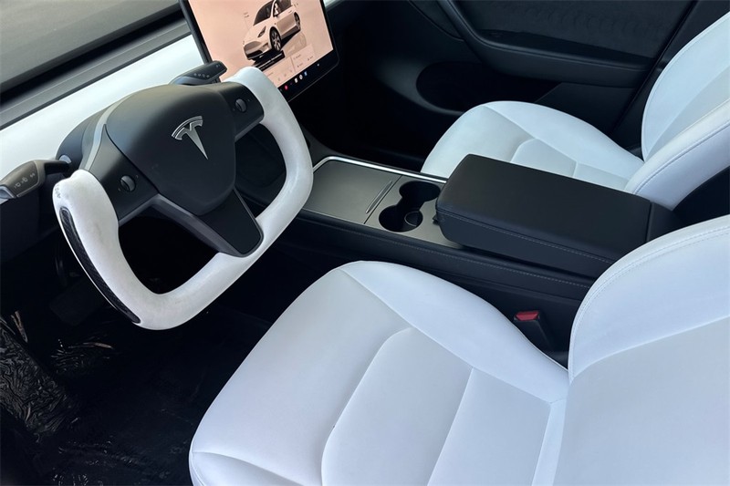 Tesla Model Y Vehicle Full-screen Gallery Image 10
