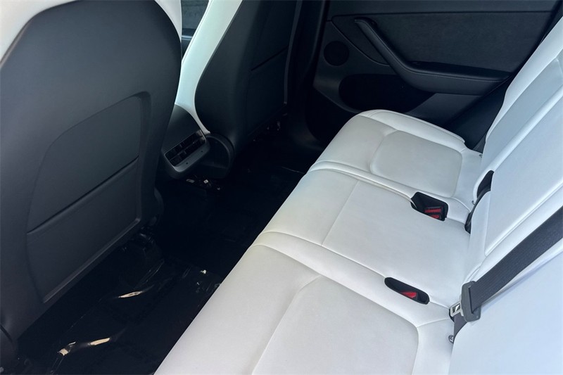 Tesla Model Y Vehicle Full-screen Gallery Image 12
