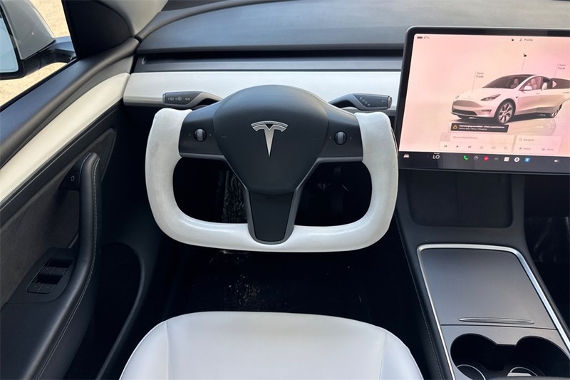 Tesla Model Y Vehicle Full-screen Gallery Image 14