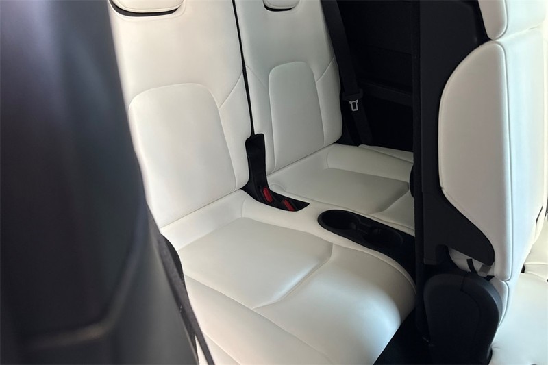 Tesla Model Y Vehicle Full-screen Gallery Image 15