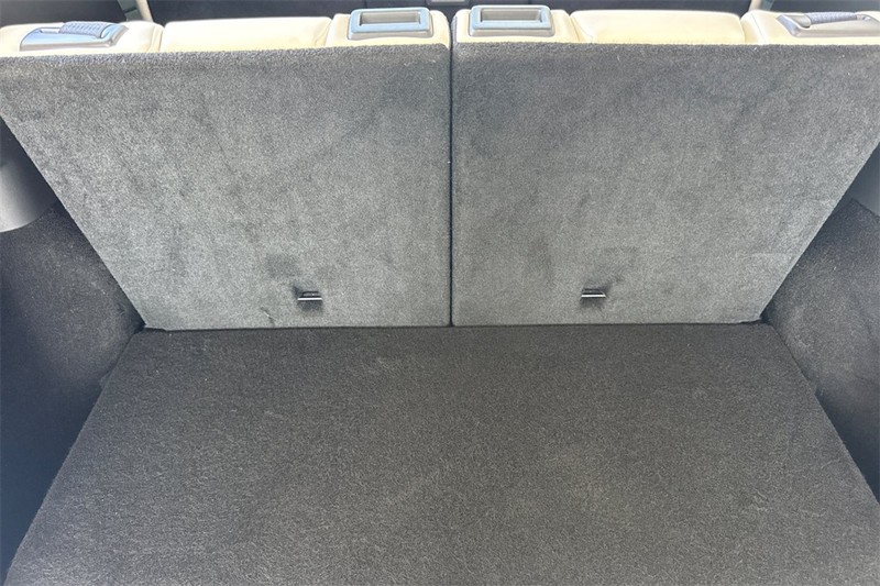 Tesla Model Y Vehicle Full-screen Gallery Image 16