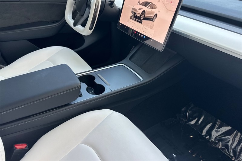 Tesla Model Y Vehicle Full-screen Gallery Image 17