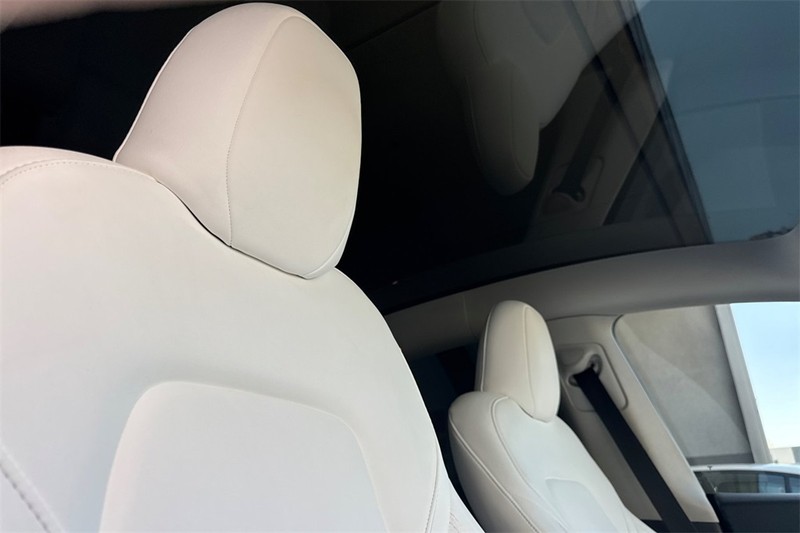 Tesla Model Y Vehicle Full-screen Gallery Image 18