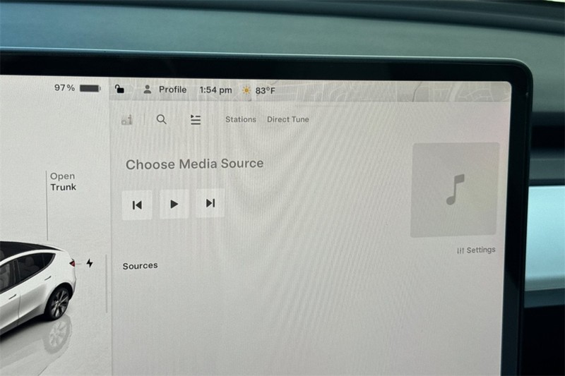 Tesla Model Y Vehicle Full-screen Gallery Image 19