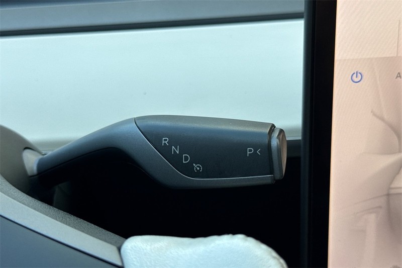 Tesla Model Y Vehicle Full-screen Gallery Image 23