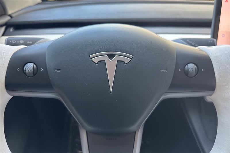 Tesla Model Y Vehicle Full-screen Gallery Image 24