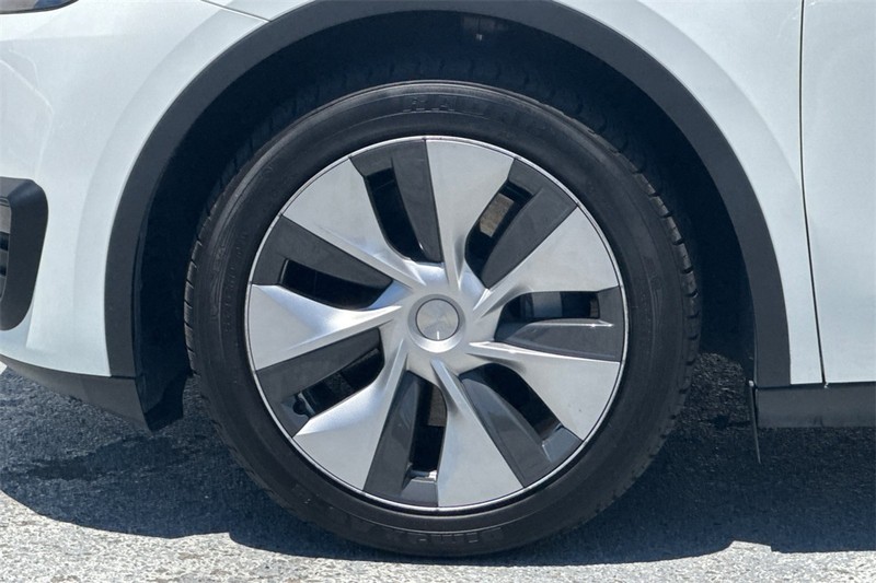 Tesla Model Y Vehicle Full-screen Gallery Image 26
