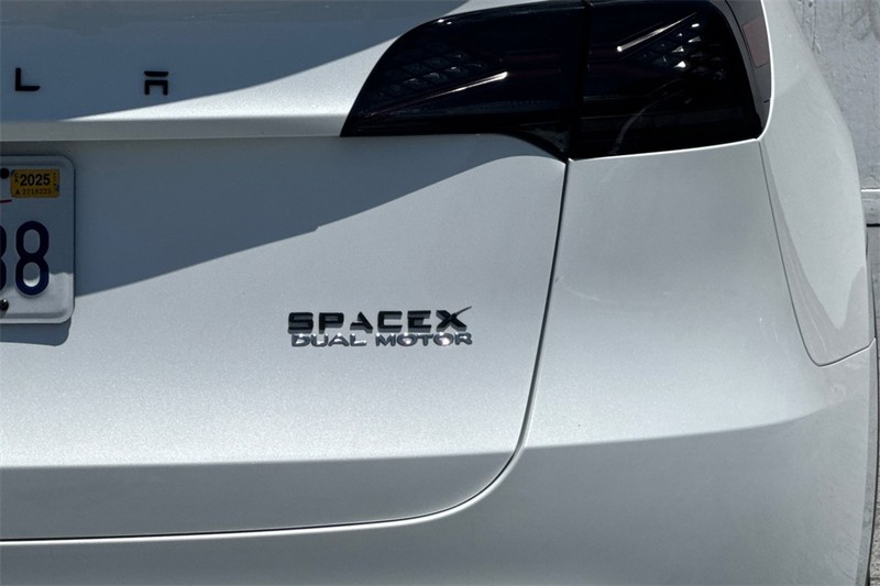 Tesla Model Y Vehicle Full-screen Gallery Image 27