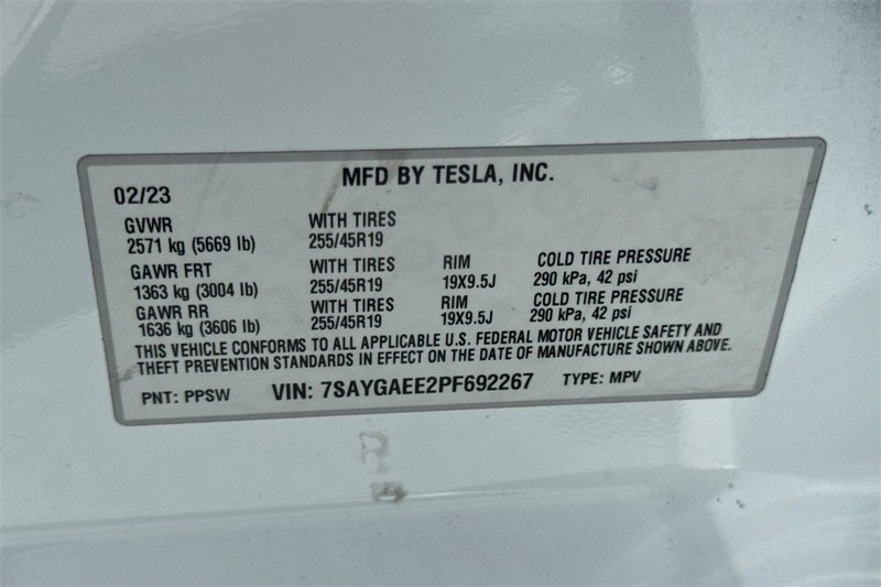 Tesla Model Y Vehicle Full-screen Gallery Image 29