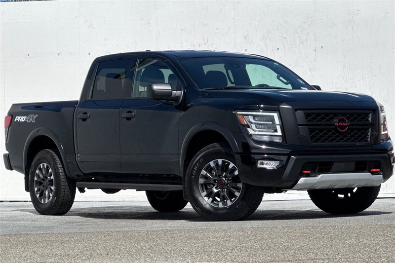 Nissan Titan Vehicle Full-screen Gallery Image 02