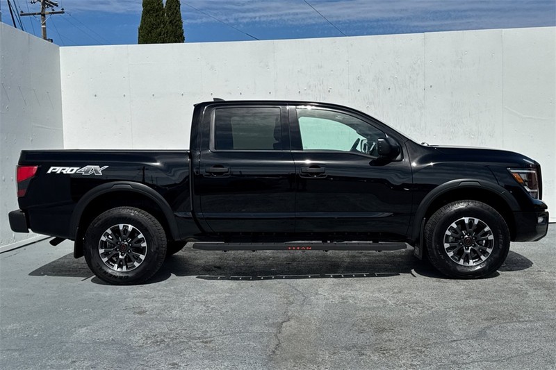 Nissan Titan Vehicle Full-screen Gallery Image 03