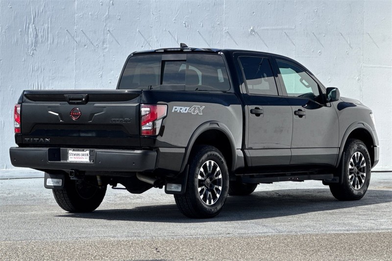 Nissan Titan Vehicle Full-screen Gallery Image 04