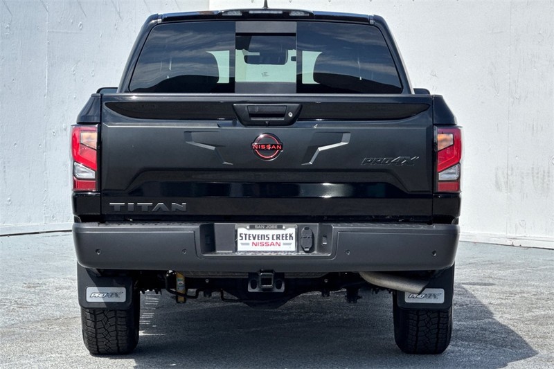 Nissan Titan Vehicle Full-screen Gallery Image 05