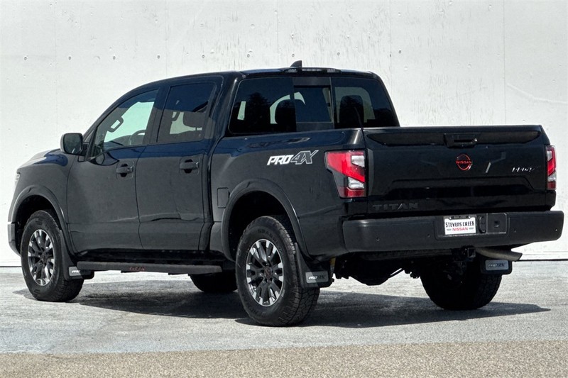 Nissan Titan Vehicle Full-screen Gallery Image 06