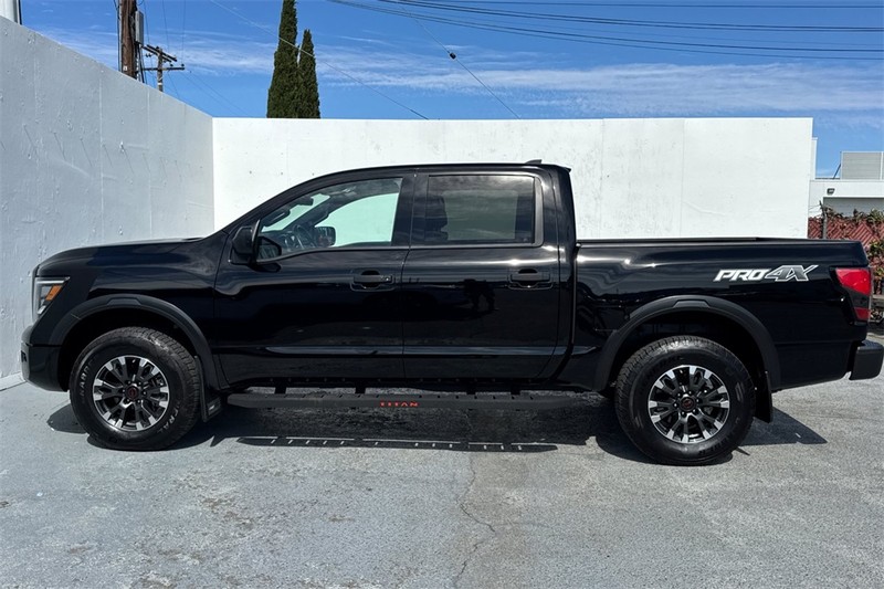Nissan Titan Vehicle Full-screen Gallery Image 07