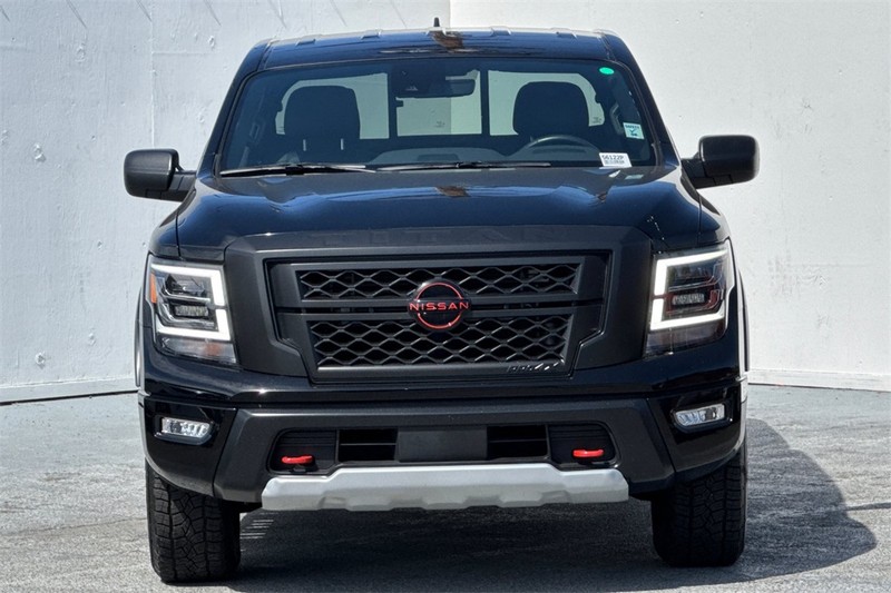 Nissan Titan Vehicle Full-screen Gallery Image 09
