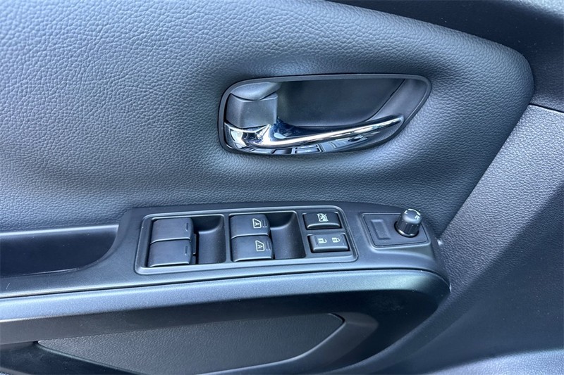 Nissan Titan Vehicle Full-screen Gallery Image 11
