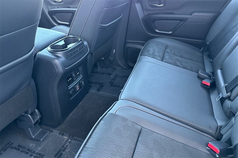 Nissan Titan Vehicle Full-screen Gallery Image 12
