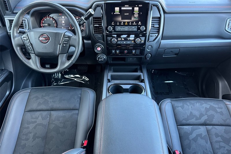 Nissan Titan Vehicle Full-screen Gallery Image 13