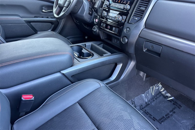 Nissan Titan Vehicle Full-screen Gallery Image 15