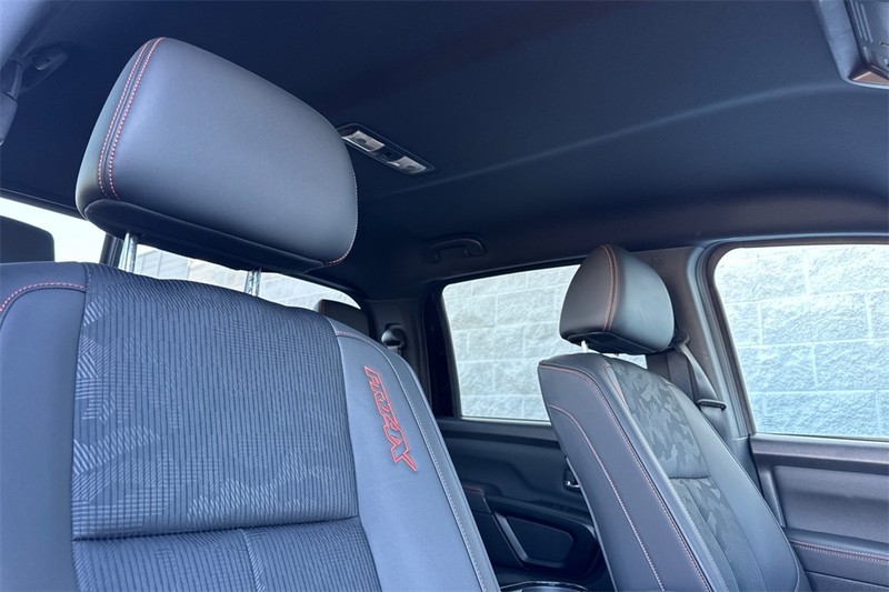 Nissan Titan Vehicle Full-screen Gallery Image 16
