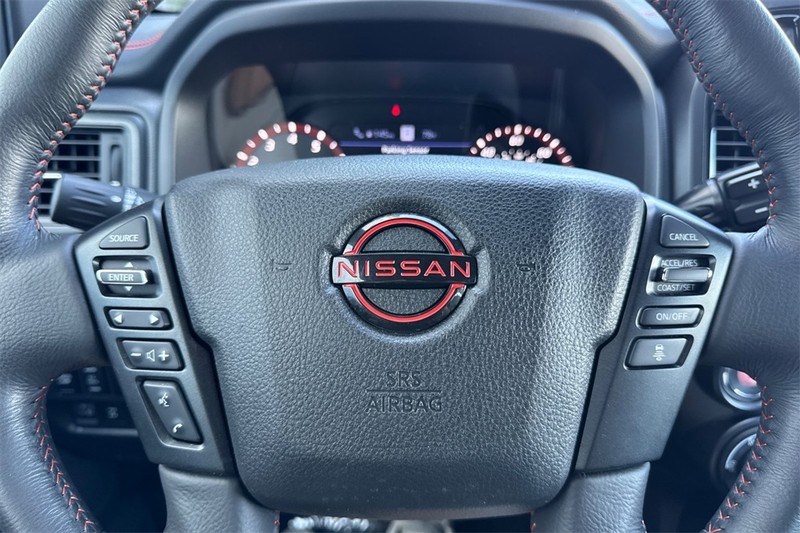 Nissan Titan Vehicle Full-screen Gallery Image 23