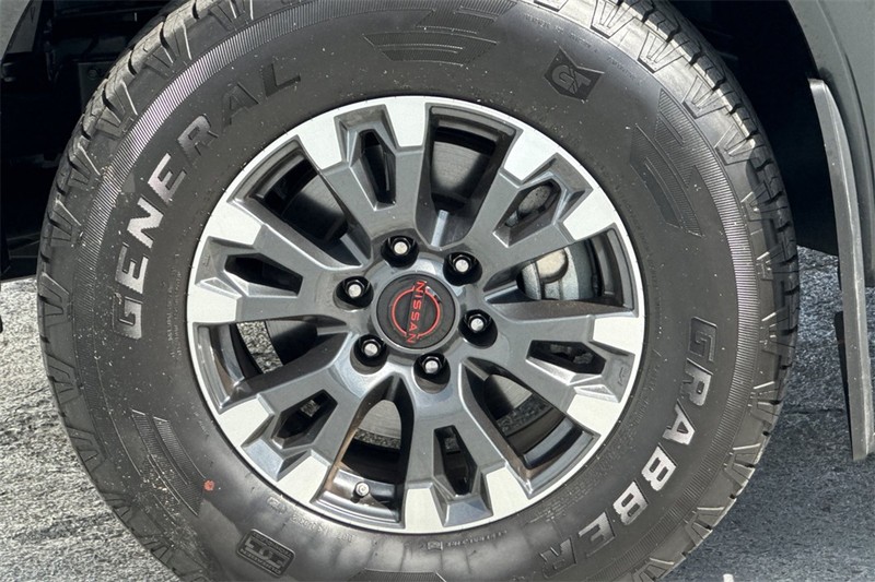 Nissan Titan Vehicle Full-screen Gallery Image 26