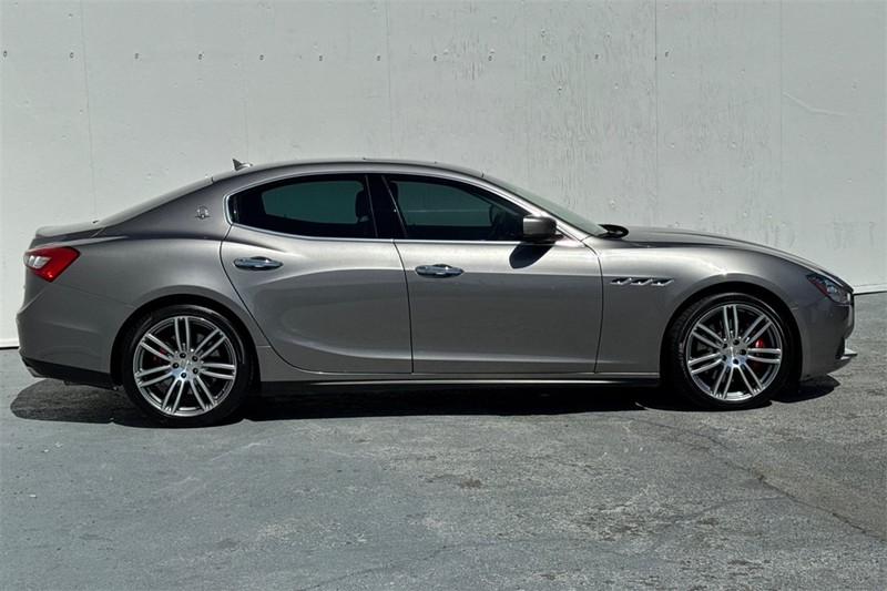 Maserati Ghibli Vehicle Full-screen Gallery Image 03