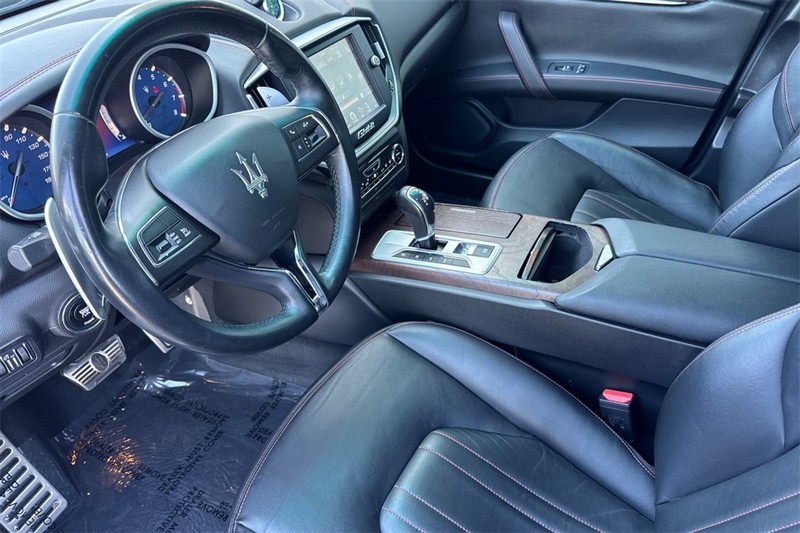 Maserati Ghibli Vehicle Full-screen Gallery Image 10