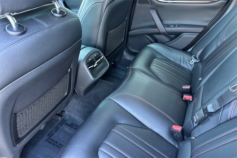 Maserati Ghibli Vehicle Full-screen Gallery Image 12