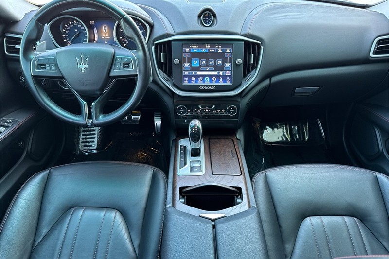 Maserati Ghibli Vehicle Full-screen Gallery Image 13