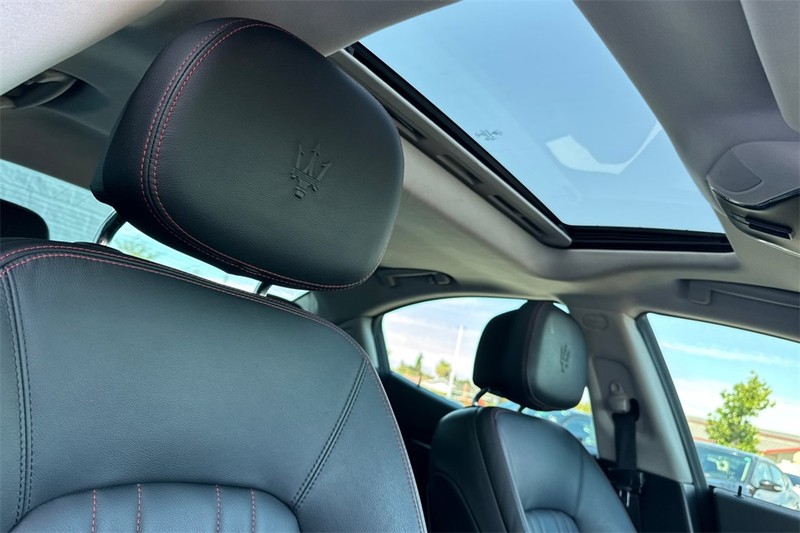 Maserati Ghibli Vehicle Full-screen Gallery Image 16
