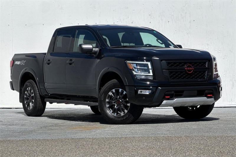 Nissan Titan Vehicle Full-screen Gallery Image 02