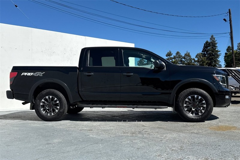 Nissan Titan Vehicle Full-screen Gallery Image 03