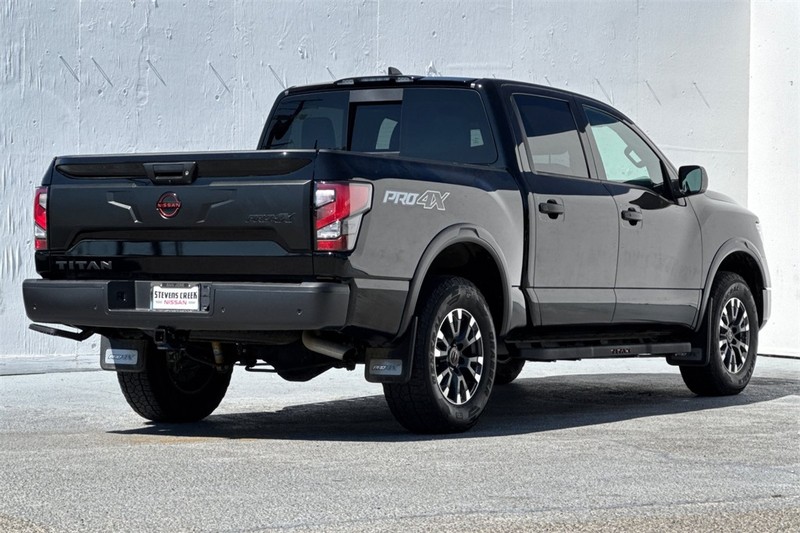 Nissan Titan Vehicle Full-screen Gallery Image 04