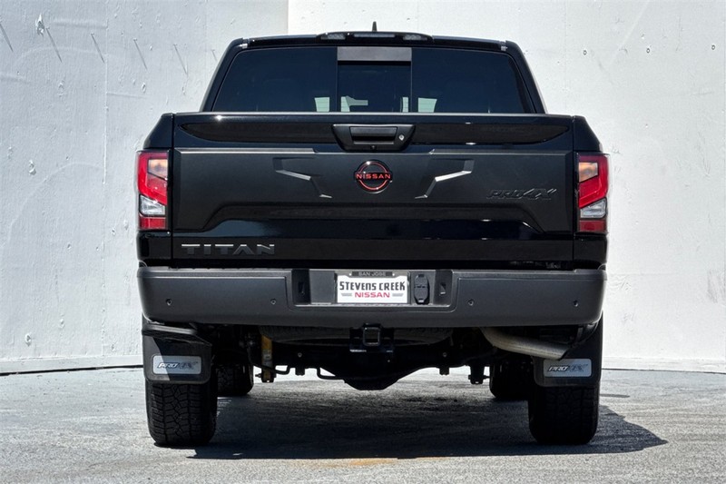 Nissan Titan Vehicle Full-screen Gallery Image 05
