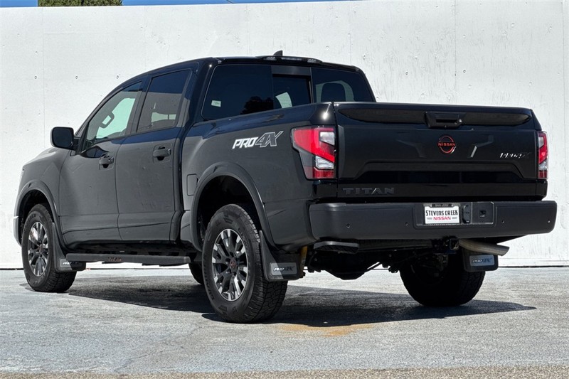 Nissan Titan Vehicle Full-screen Gallery Image 06