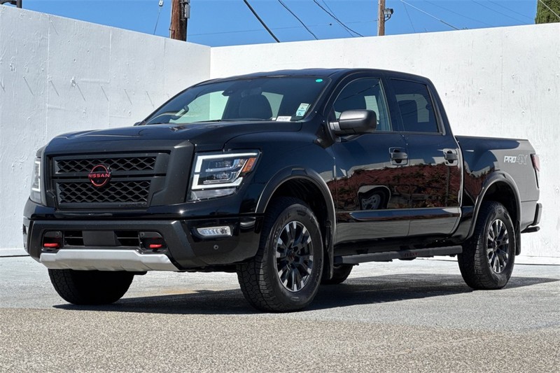 Nissan Titan Vehicle Full-screen Gallery Image 08