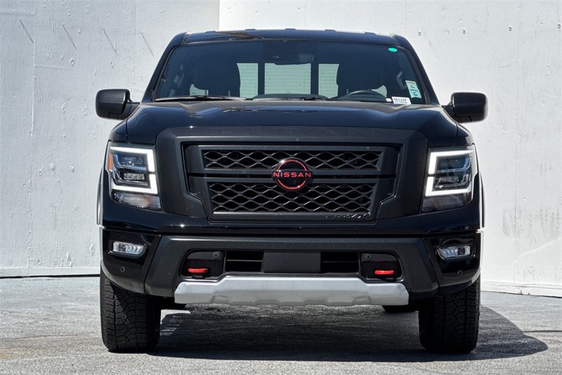 Nissan Titan Vehicle Full-screen Gallery Image 09
