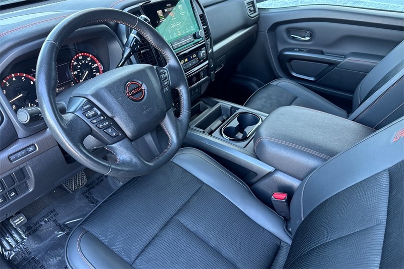 Nissan Titan Vehicle Full-screen Gallery Image 10