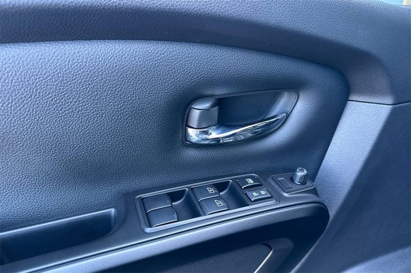 Nissan Titan Vehicle Full-screen Gallery Image 11