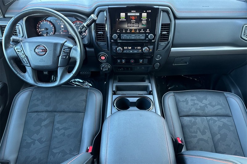 Nissan Titan Vehicle Full-screen Gallery Image 13