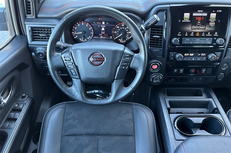 Nissan Titan Vehicle Full-screen Gallery Image 14